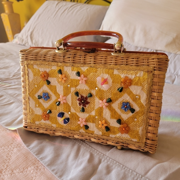 atlas Handbags - Vintage Wicker Handbag with Lucite Handle